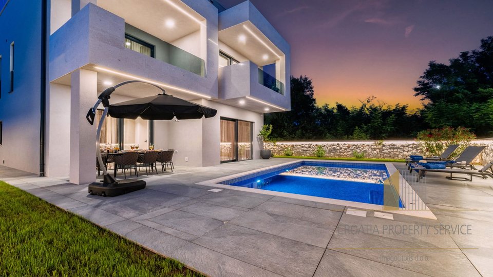 Modern villa with pool under construction 300 m from the sea in Privlaka!