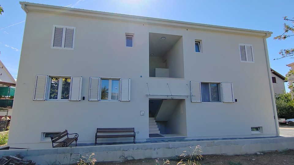 Prostrani moderni stan na atraktivnoj lokaciji 400 m od mora - Kaštela!