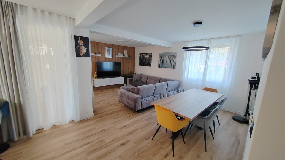 Prostrani moderni stan na atraktivnoj lokaciji 400 m od mora - Kaštela!