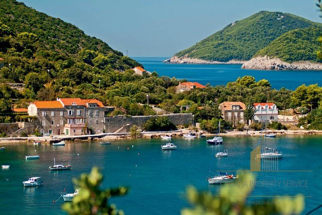 Zemljište od 30 000 m2 s tri stare kuće za obnovu u okolici Dubrovnika!