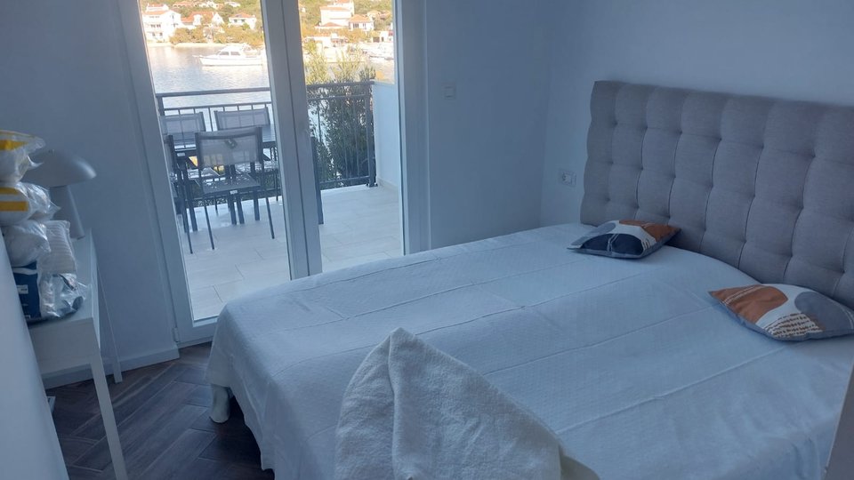 Neue Luxusvilla mit drei Apartments direkt am Strand in der Nähe von Trogir!