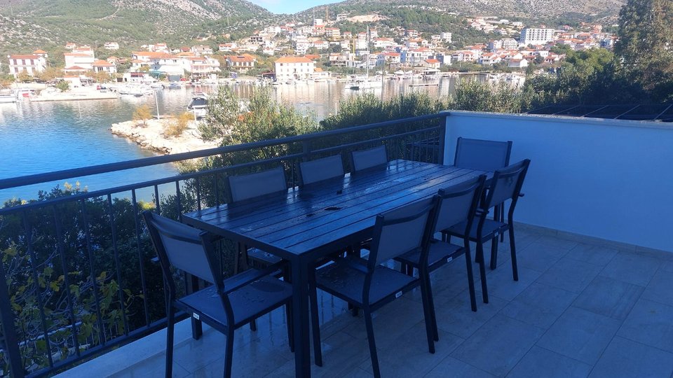Neue Luxusvilla mit drei Apartments direkt am Strand in der Nähe von Trogir!