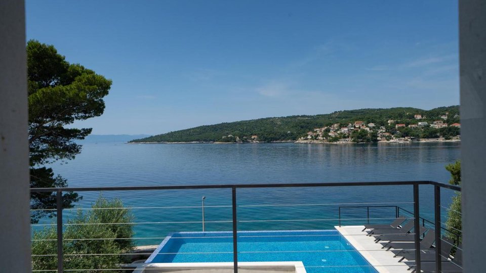 Beautiful villa in a fantastic location, first row by the sea - Sumartin!