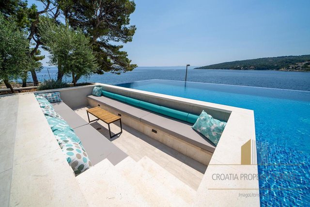 Wunderschöne Villa in fantastischer Lage, erste Reihe am Meer – Sumartin!