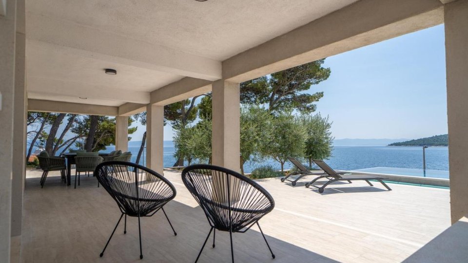Wunderschöne Villa in fantastischer Lage, erste Reihe am Meer – Sumartin!