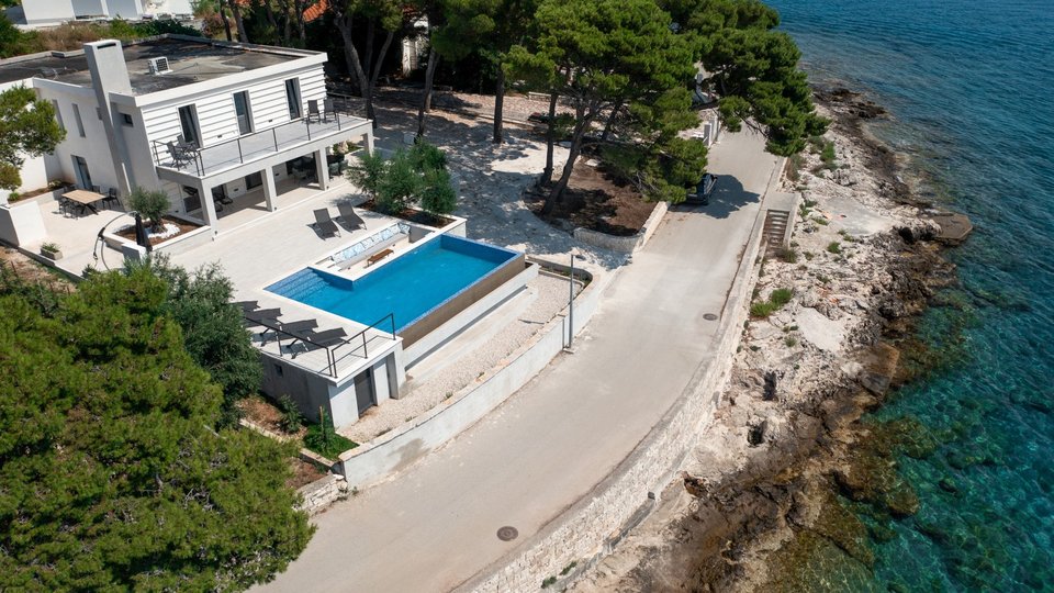Beautiful villa in a fantastic location, first row by the sea - Sumartin!