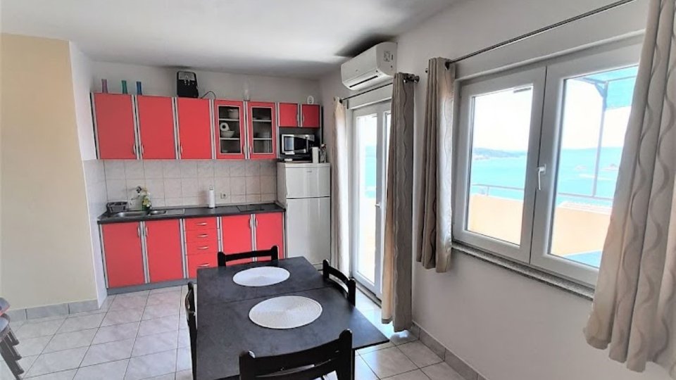 Многоквартирный дом с прекрасным видом на море в окрестностях Трогира!