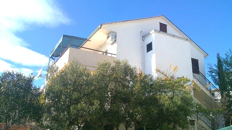 Многоквартирный дом с прекрасным видом на море в окрестностях Трогира!