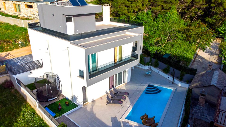 Eine moderne Villa mit Dachterrasse und herrlichem Blick auf das Meer – Baška voda!