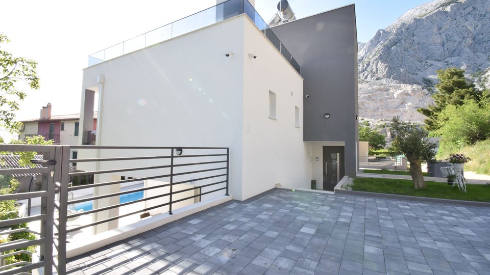 A modern villa with a roof terrace and a wonderful sea view - Baška voda!