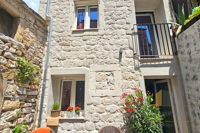 Renovated stone house with garden 50 m from the beach in the center of Kaštel Lukšić!