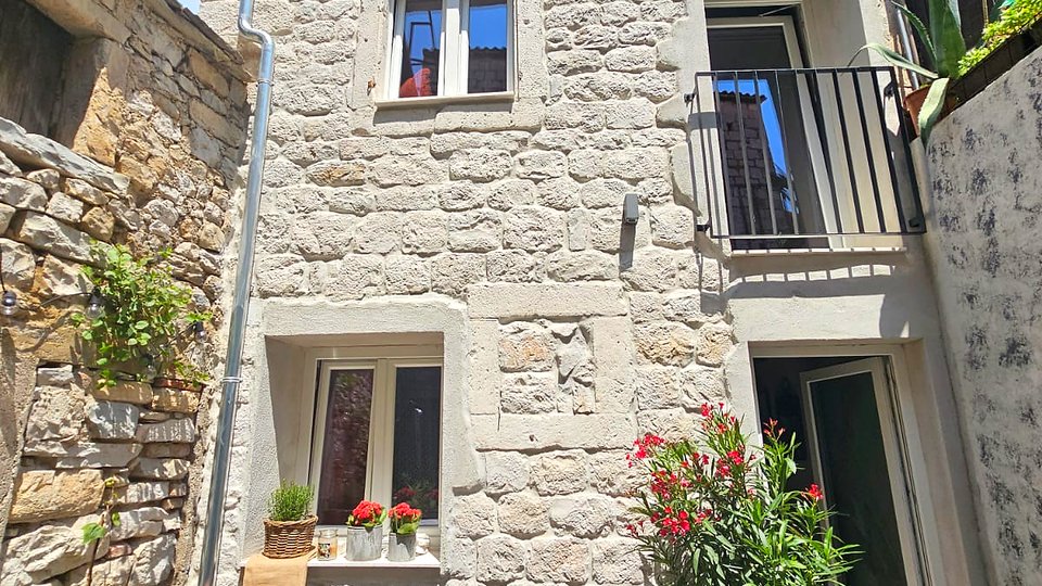 Renovated stone house with garden 50 m from the beach in the center of Kaštel Lukšić!