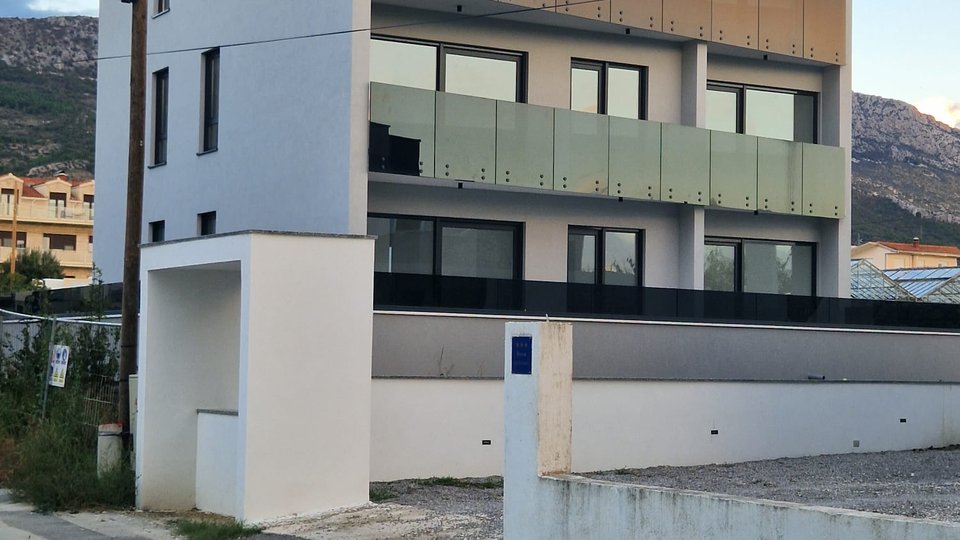 Attractive apartment in a modern new building 100 m from the beach in the vicinity of Split!