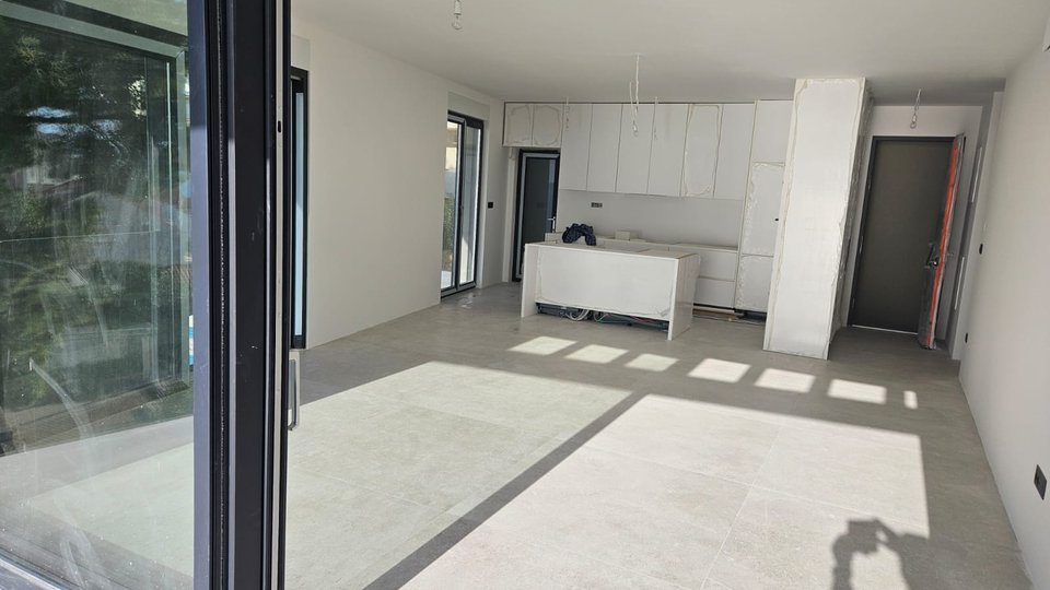 Moderno luksuzno stanovanje na atraktivni lokaciji 60 m od plaže - Čiovo, Trogir!