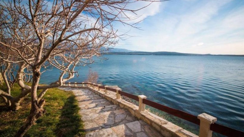 Apart - hotel with a SPA center in an exclusive location, first line to the beach in the vicinity of Zadar!