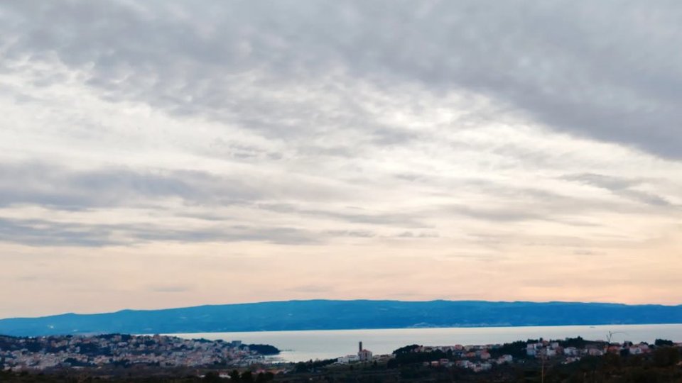 Gradbeno zemljišče s prekrasnim pogledom na morje v okolici Splita!