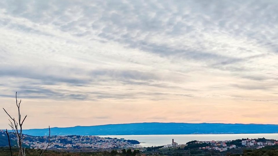 Building land with a beautiful view of the sea in the vicinity of Split!