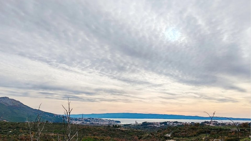 Gradbeno zemljišče s prekrasnim pogledom na morje v okolici Splita!