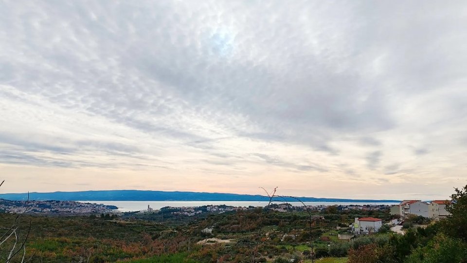 Building land with a beautiful view of the sea in the vicinity of Split!