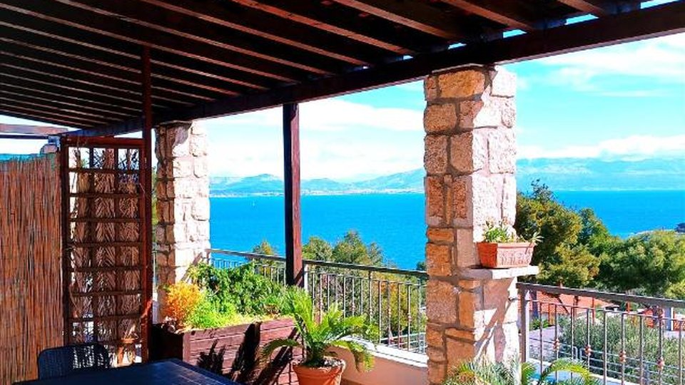 Ein wunderschönes Apartmenthaus mit Blick auf das Meer auf der Insel Šolta!