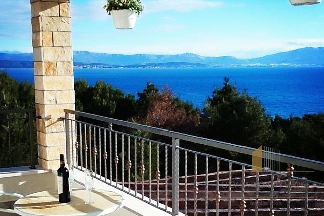 Ein wunderschönes Apartmenthaus mit Blick auf das Meer auf der Insel Šolta!
