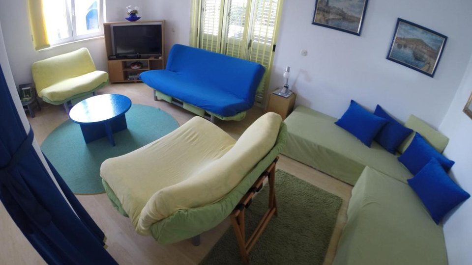 Impresivna apartmanska vila drugi red uz plažu na otoku Čiovu!