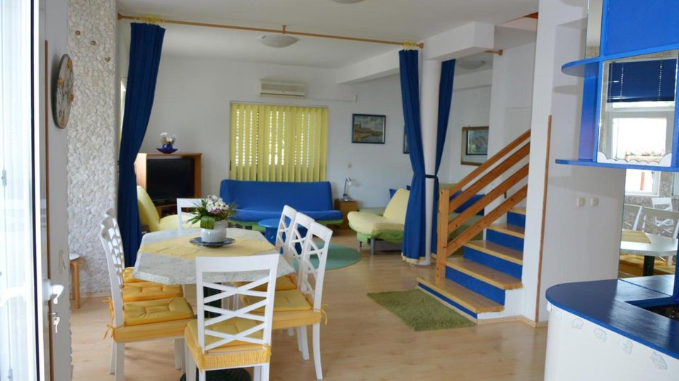 Impresivna apartmanska vila drugi red uz plažu na otoku Čiovu!