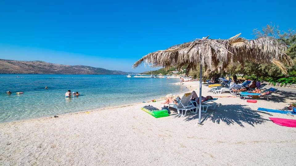 Luxuriöses Familienhotel in toller Lage, 80 m vom Meer entfernt in der Nähe von Trogir!