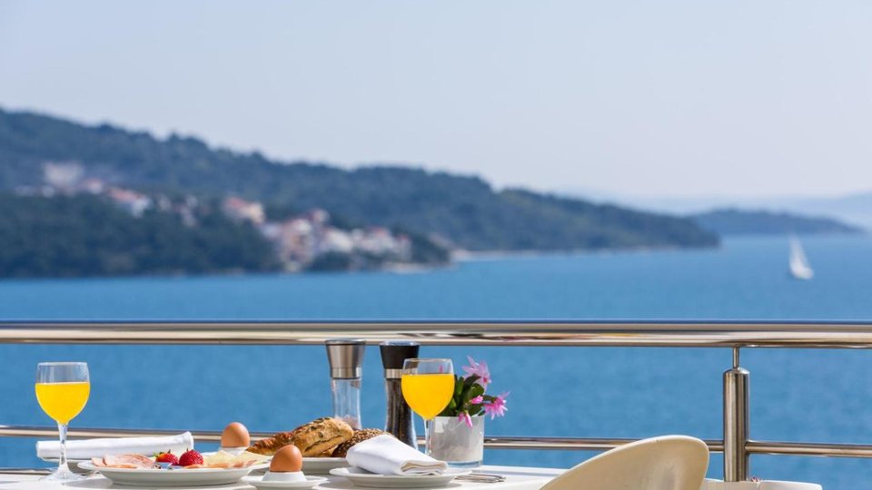 Luksuzni družinski hotel na odlični lokaciji 80 m od morja v bližini Trogirja!