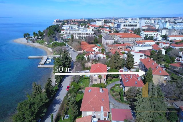 Geräumige zweistöckige Wohnung in außergewöhnlicher Lage, 50 m vom Meer entfernt in Zadar!