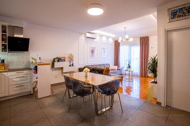 Elegante zweistöckige Wohnung von 107 m2 in der Nähe von Split!
