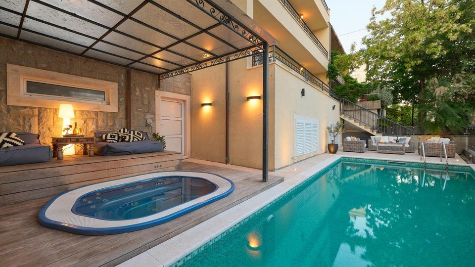 An exceptional villa with a swimming pool and a beautiful view of the sea in the wider center of Split!