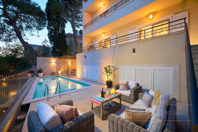 Eine außergewöhnliche Villa mit Swimmingpool und wunderschönem Meerblick im weiteren Zentrum von Split!
