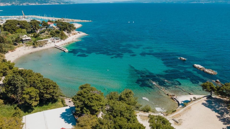 Eine außergewöhnliche Villa mit Swimmingpool und wunderschönem Meerblick im weiteren Zentrum von Split!