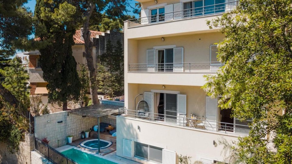 An exceptional villa with a swimming pool and a beautiful view of the sea in the wider center of Split!
