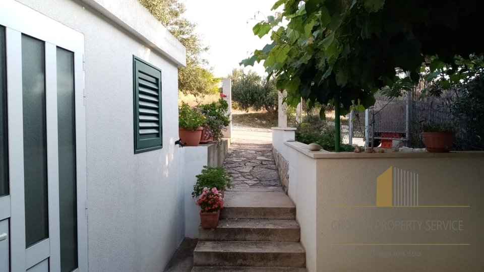 ISLAND OF VIS! HOUSE WITH FOUR APARTMENTS AND OPEN SEA VIEW!