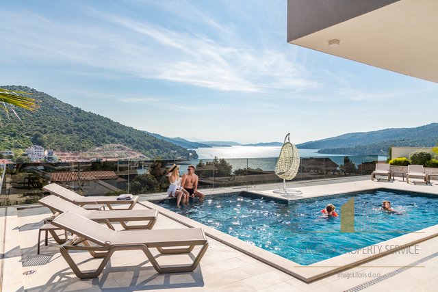 Komplex mit drei luxuriösen Villen mit Panoramablick auf das Meer - Marina, Trogir!
