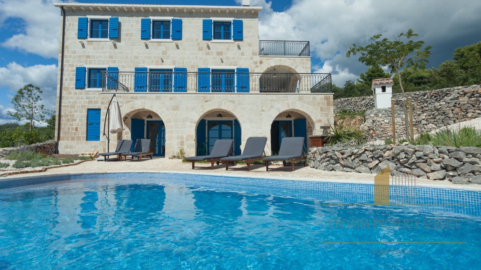 LUXURY VILLA WITH SWIMMING POOL AND INCREDIBLE VIEW
