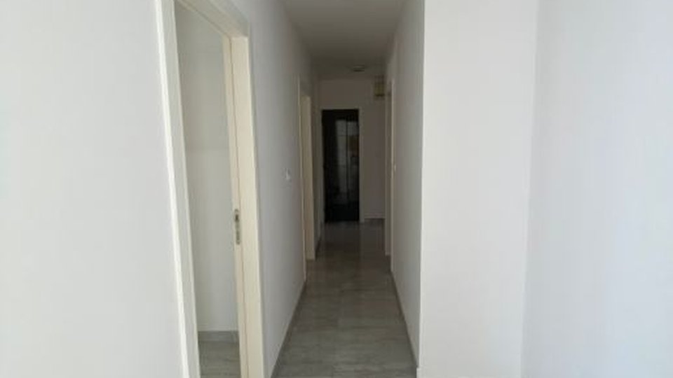 Wohnung von 130 m2 in einem neuen Gebäude zur Langzeitmiete - Zenta, Split!