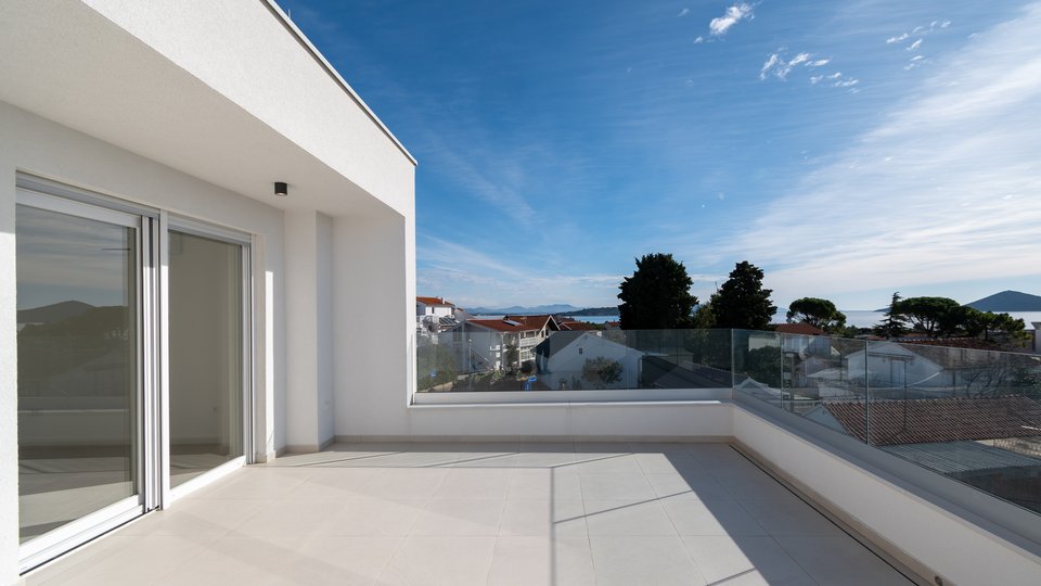 Ein wunderschönes neues Haus in der Nähe des Meeres in der Umgebung von Šibenik!