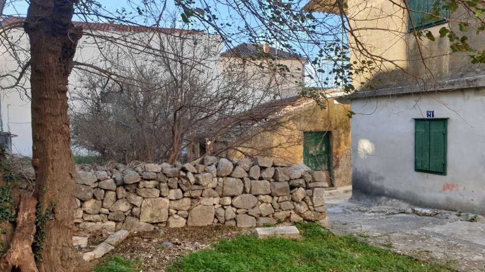 Zwei Steinhäuser mit großem Potenzial im Zentrum von Makarska!