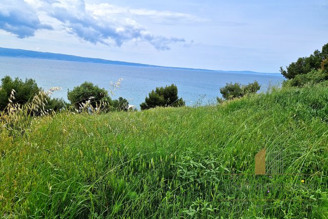Atraktivno gradbeno zemljišče 60 m od plaže v okolici Splita!