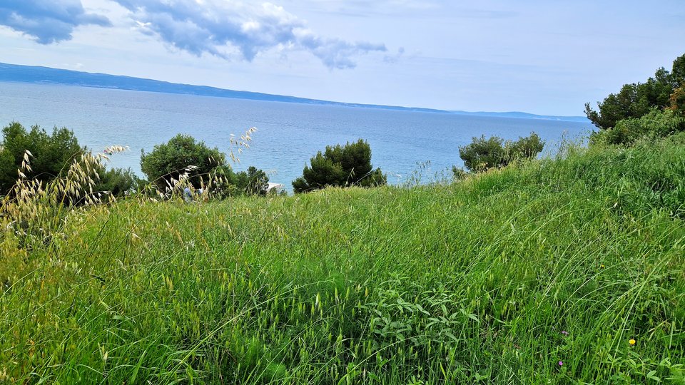 Atraktivno građevinsko zemljište 60 m od plaže u okolici Splita!