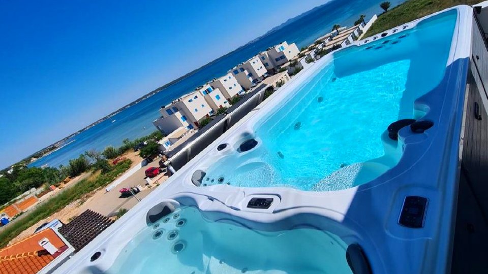 Luksuzna vila s strešno teraso in prekrasnim pogledom 100 m od morja - Privlaka, Zadar!