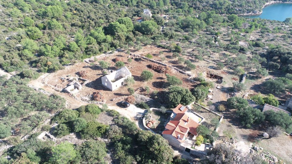 Land with an object for reconstruction and a beautiful view of the sea - the island of Brač!