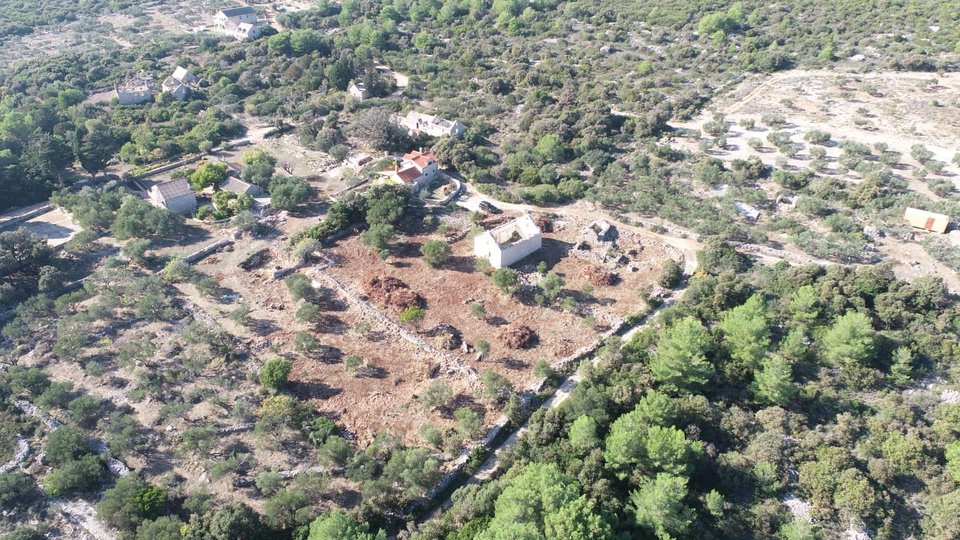 Land with an object for reconstruction and a beautiful view of the sea - the island of Brač!