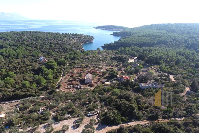Grundstück mit einem Objekt zum Wiederaufbau und einem wunderschönen Blick auf das Meer – die Insel Brač!