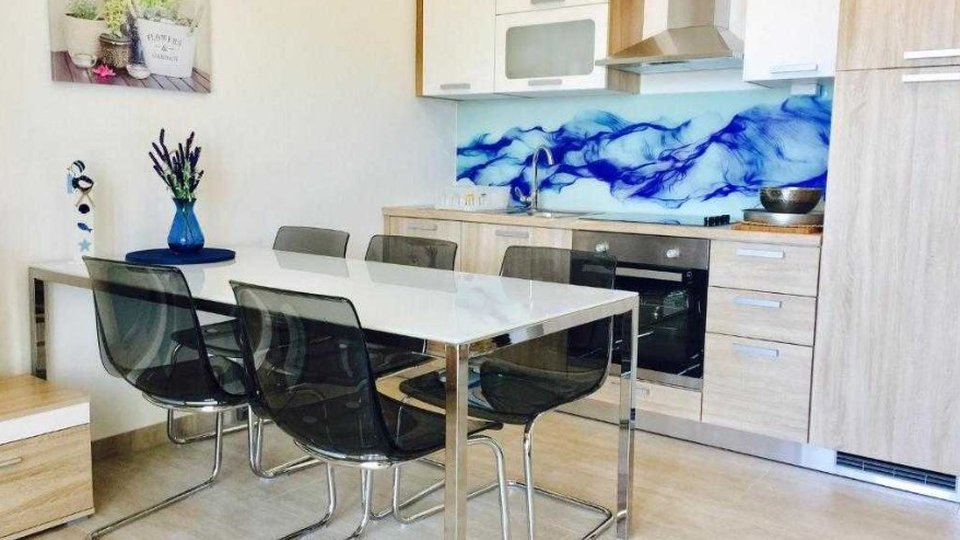 Eine geräumige Wohnung in einer Apartmentvilla mit bezauberndem Blick auf das Meer - Primošten!