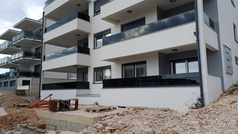 Moderne Wohnung in einem eleganten Neubau 300 m vom Strand entfernt auf der Insel Čiovo!