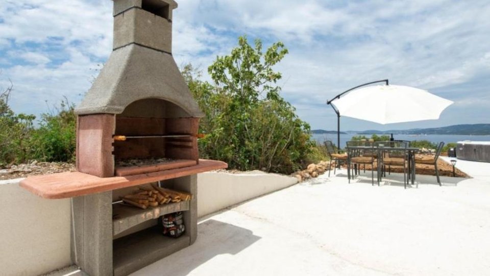 Prekrasna kuća za odmor na iznimnoj lokaciji s pogledom na more – Drvenik Mali!